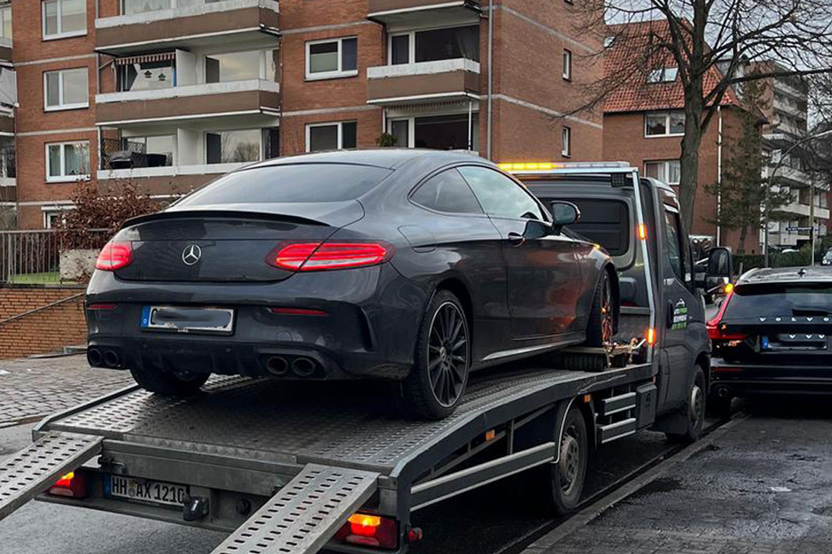 Unfallfahrzeug auf dem Abschleppwagen - Stresemannstraße Hamburg-Bahrenfeld