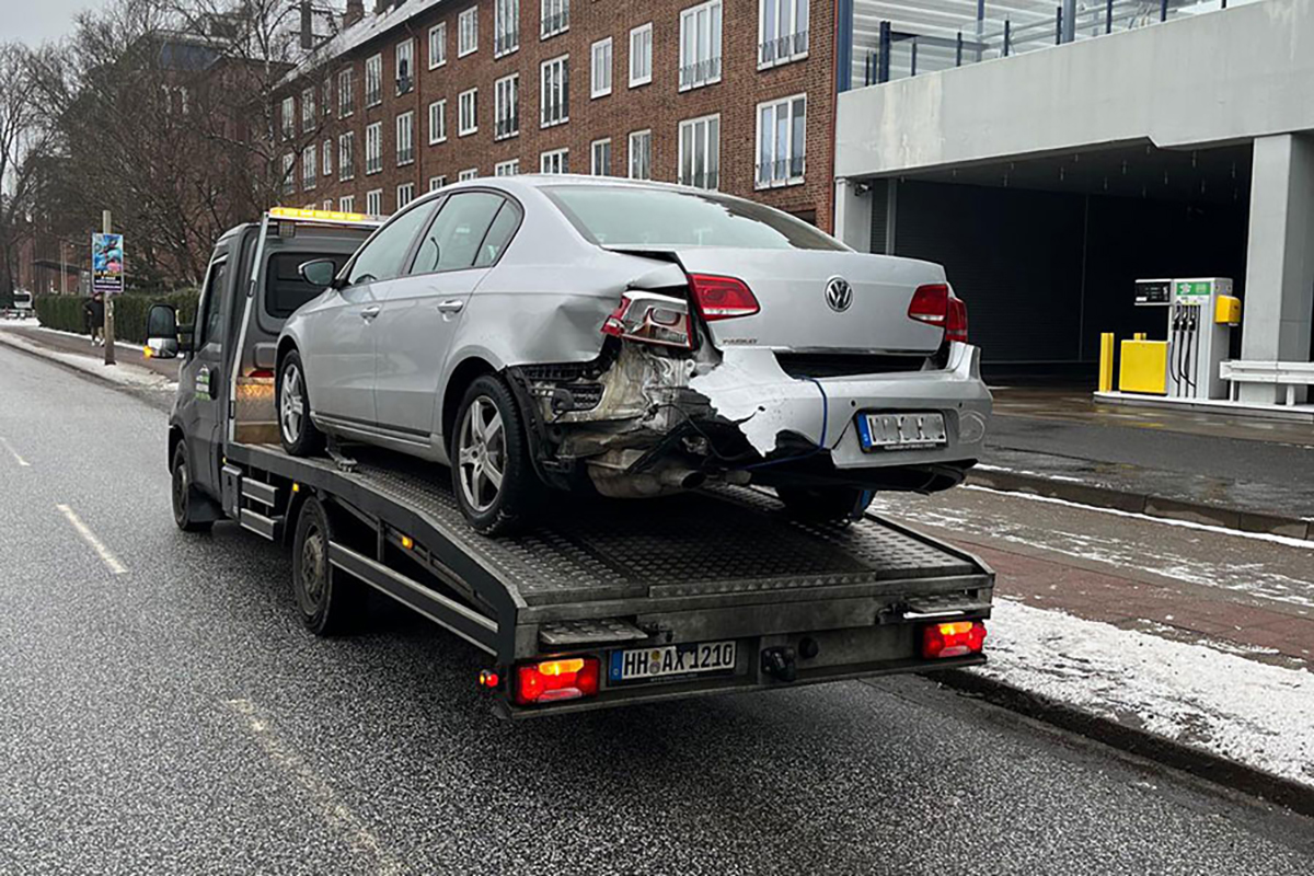 Unfallfahrzeug auf dem Abschleppwagen - Stresemannstraße Hamburg-Bahrenfeld